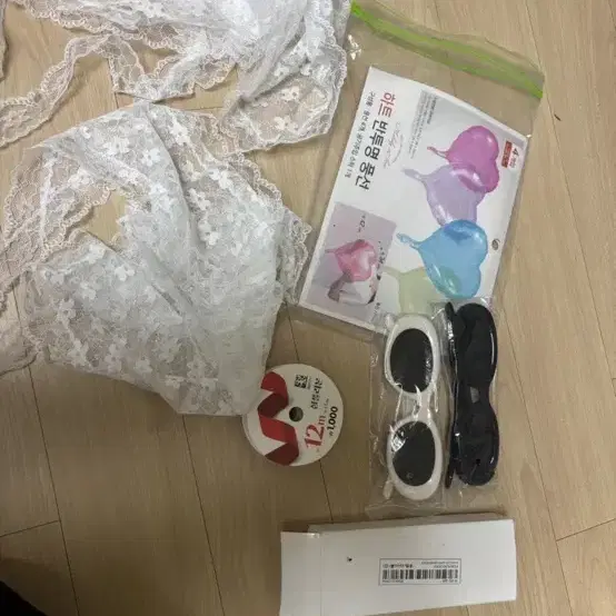 웨딩촬영 소품 세트 (헤어커치프2개, 선글라스2개, 리본, 풍선)