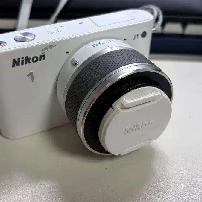 니콘 Nikon 1 J1 화이트 + 10-30mm 렌즈 정상작동 작례O 풀구성