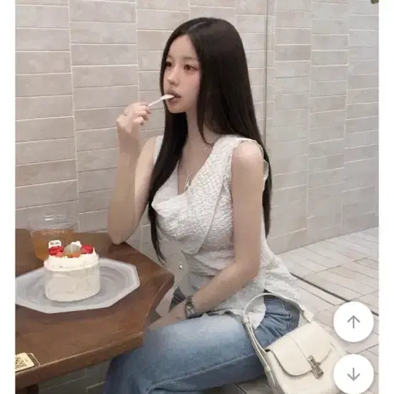 멜팅블루 텍스쳐 드레이프 나시