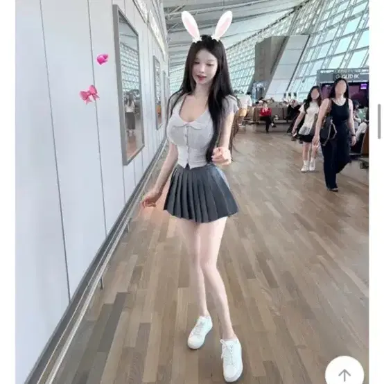 순느 뒷기장이 더 긴 플리츠 테니스 미니스커트