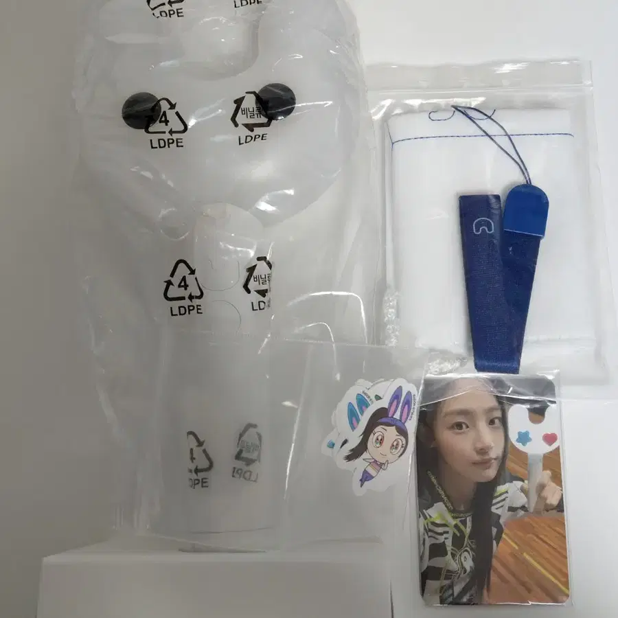 뉴진스 공식 응원봉 (포카포함/ 스티커증정)