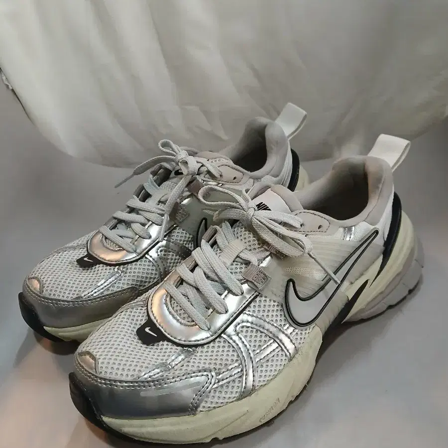 나이키 V2K 런테크 메탈릭 실버 서밋 화이트 울프 그레이 250mm