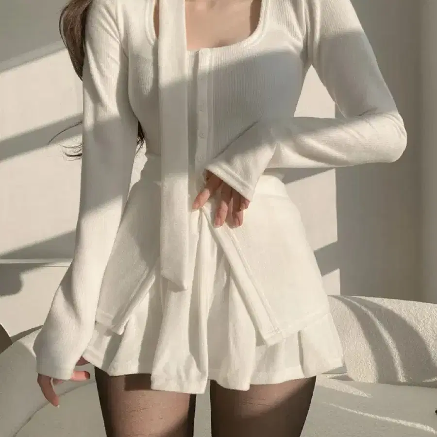 지니니_ 타이 머플러 스퀘어넥 트임 니트 블라우스 티셔츠
