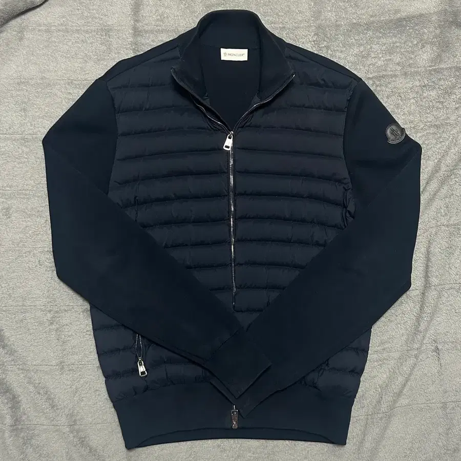 [L사이즈 정품]몽클레어 니트 패딩 검정 와펜