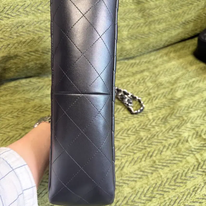 샤넬 클래식 점보 램스킨 블랙 은장 사진 5