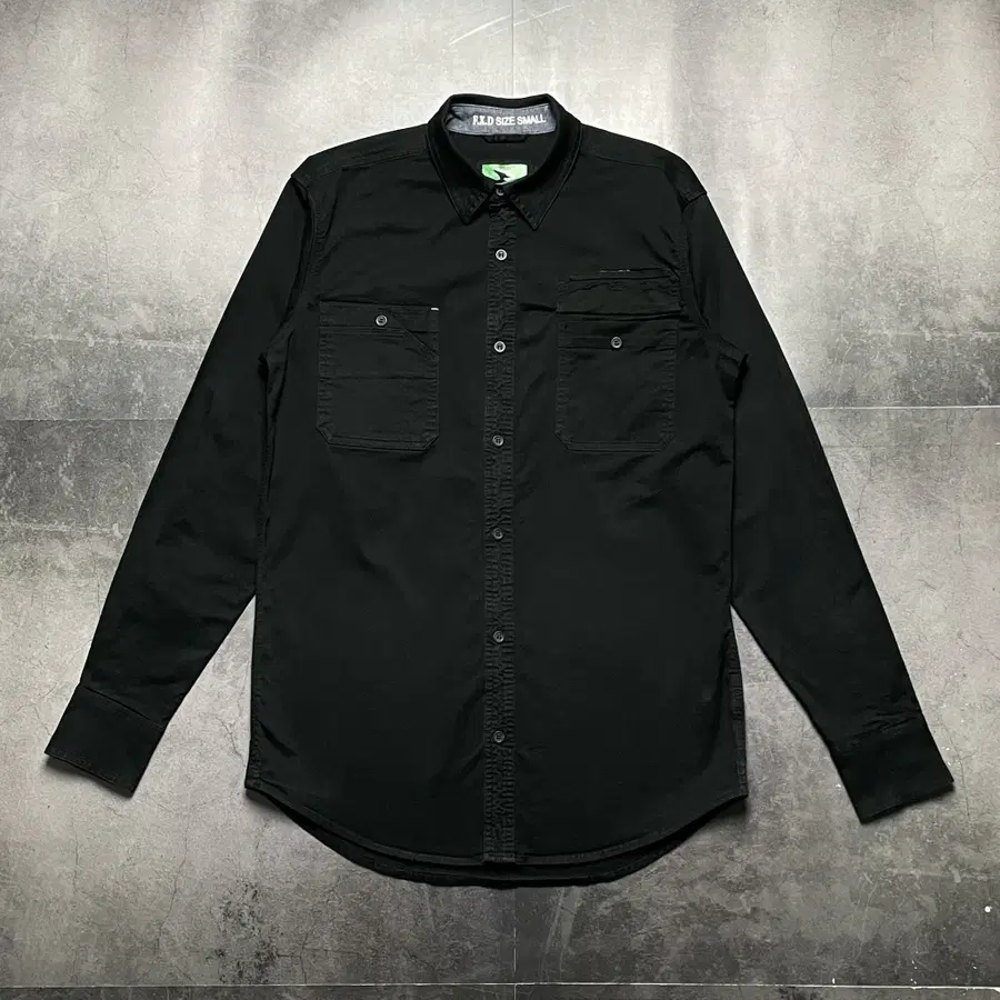 FXD 블랙 플랩포켓 워크셔츠 A01659