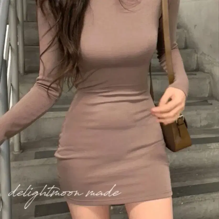딜라잇문 자체제작 실루엣 목폴라 기모 원피스