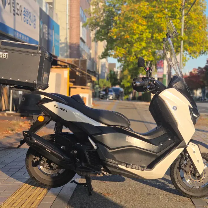 NMAX 125 (2025) 4