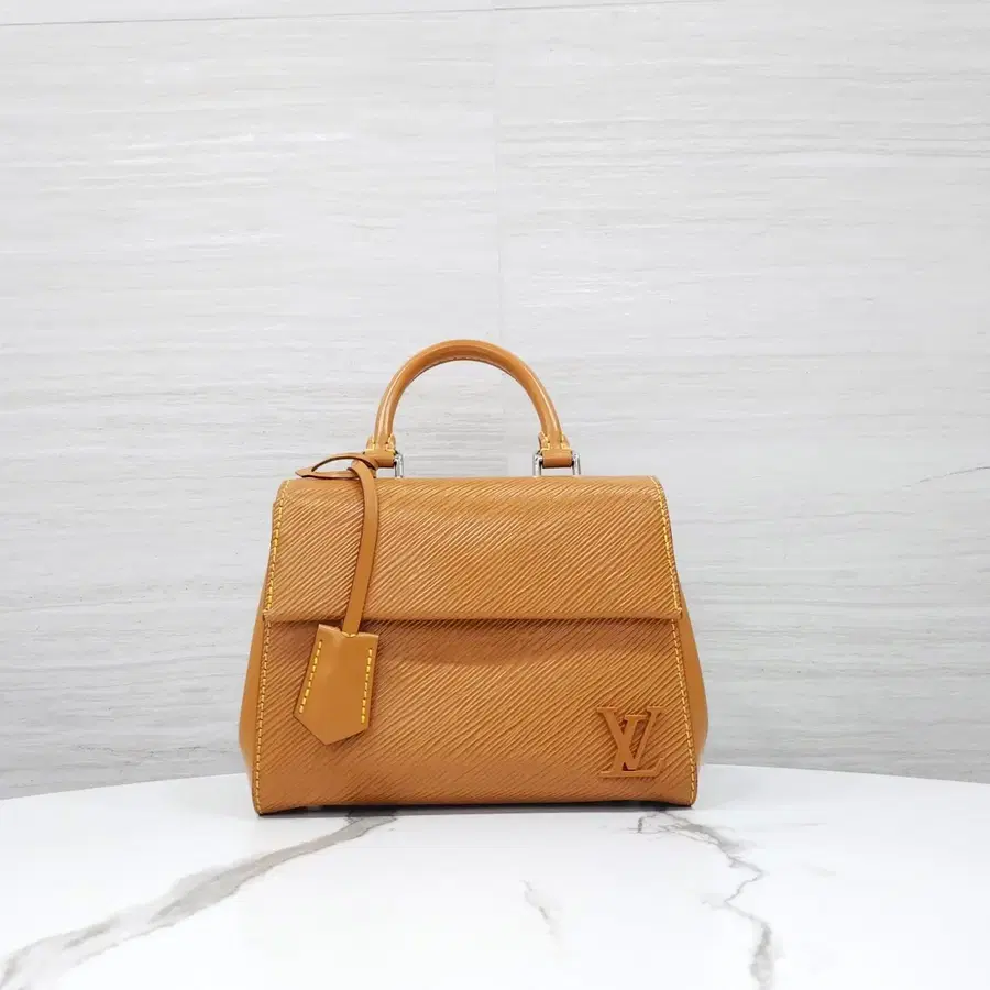루이비통 클루니 미니 에피 골드 미엘 M58931