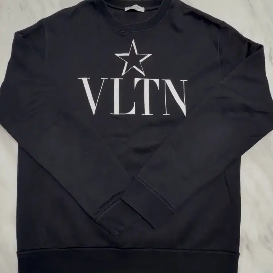 발렌티노 VLTN 스타 맨투맨 블랙