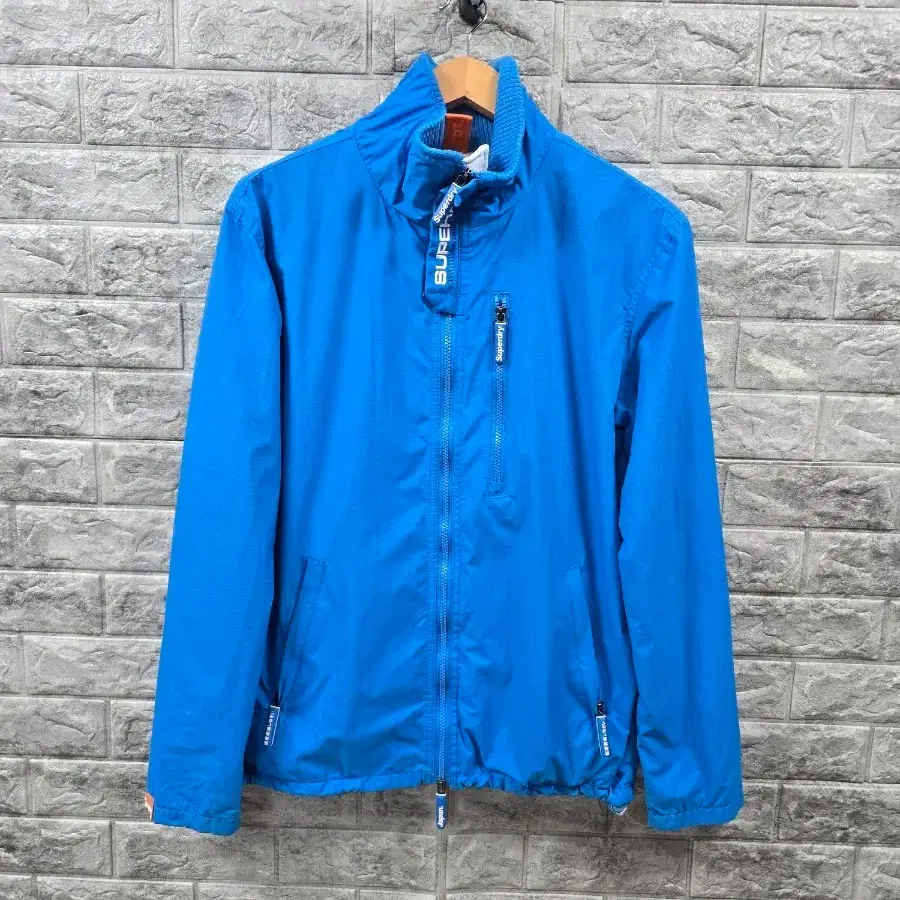 슈퍼드라이(Superdry) 브랜드의 프로페셔널 라인 '더 윈드하이커(The Windhiker)' 바람막이 자켓 사이즈 95