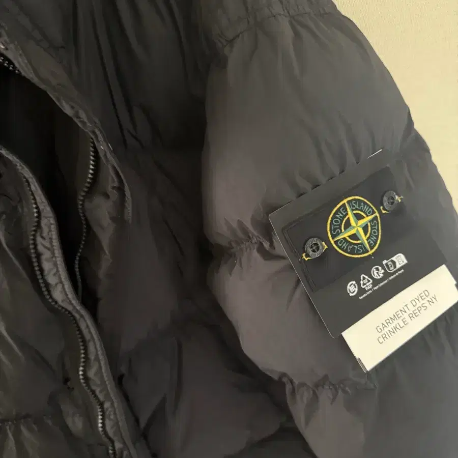 스톤아일랜드 크링클랩스 패딩 25FW