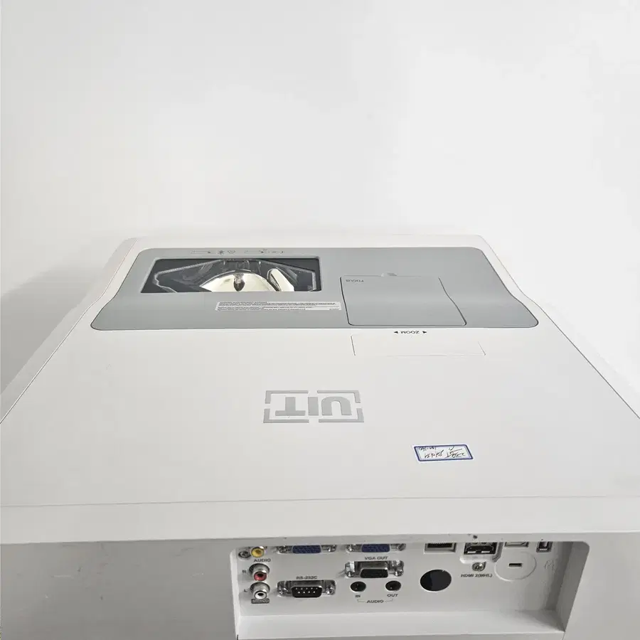 UIT UST420UL 4200안시 WUXGA 단초점 빔프로젝터