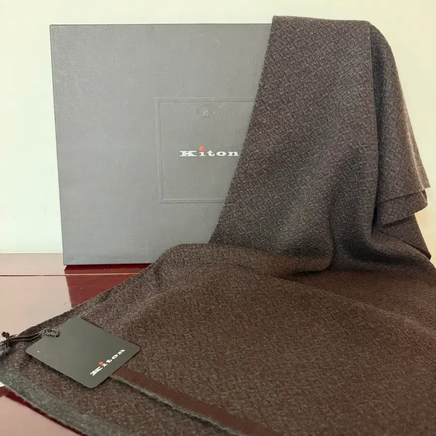 이태리최고급명품 Kiton 100%캐시미어 머플러 (박스채 새제품)