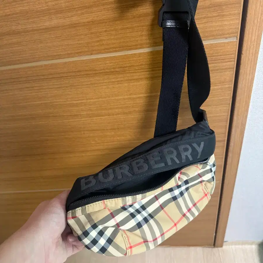 버버리 체크무늬 힙색