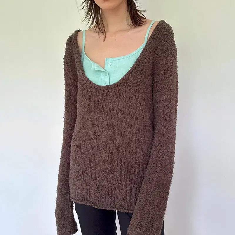 [새제품] 다이애그널 U NECK BASIC KNIT