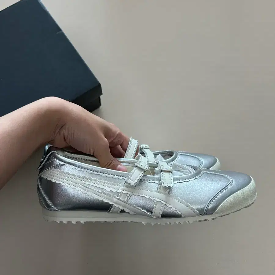 새상품 240 오니츠카 타이거 멕시코 66 TGRS 실버 크림