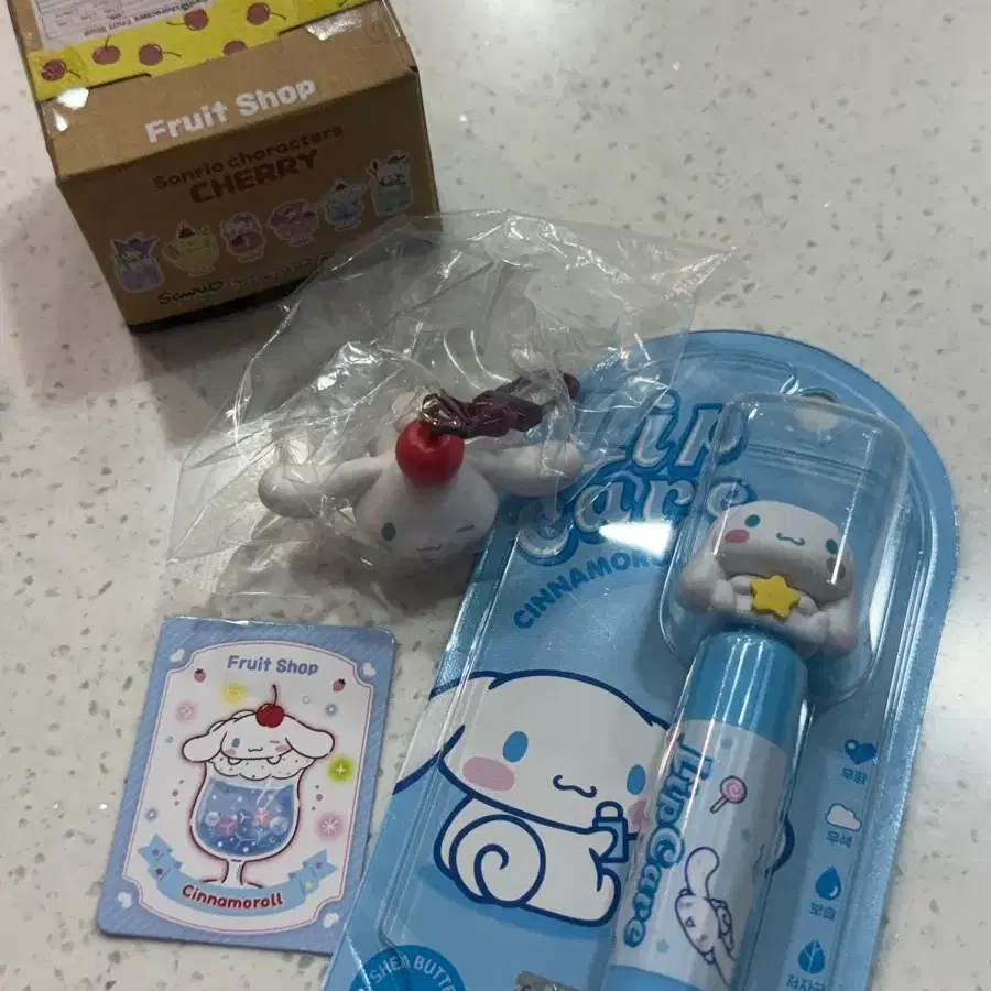 시나모롤 립밤 & 산리오 과일가게 체리피규어 키링 시나모롤 세트
