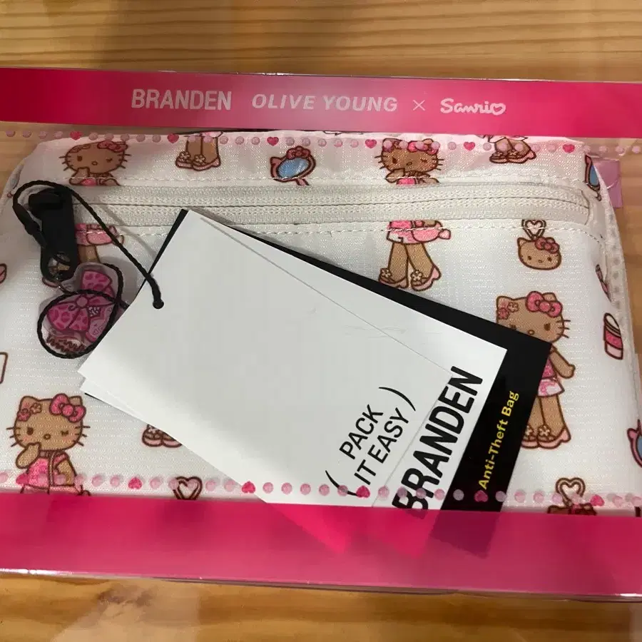 브랜든 세이프 월렛백 키티 화이트 롱다리키티 여행가방