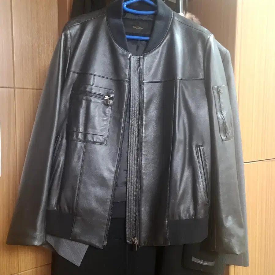 더이짇 블랙 가죽 봄버 자켓