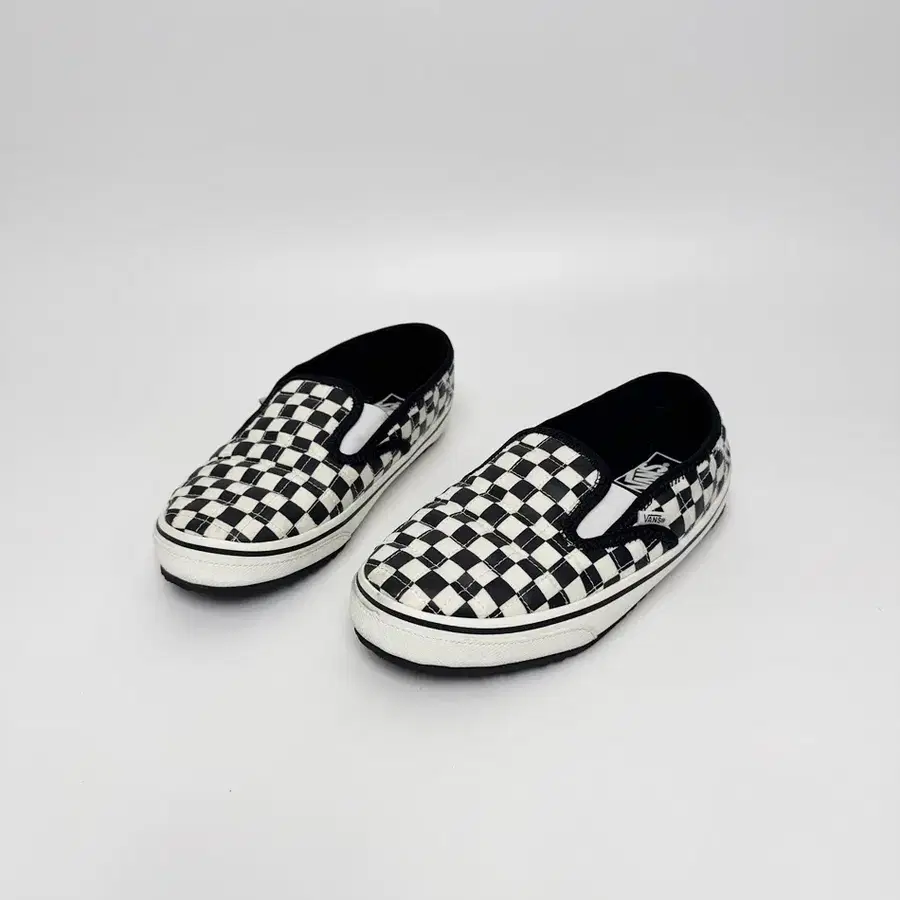 반스 (Vans) 스노우 롯지 패딩 슬리퍼 미드 체커보드 블랙 마쉬멜로우 / 270