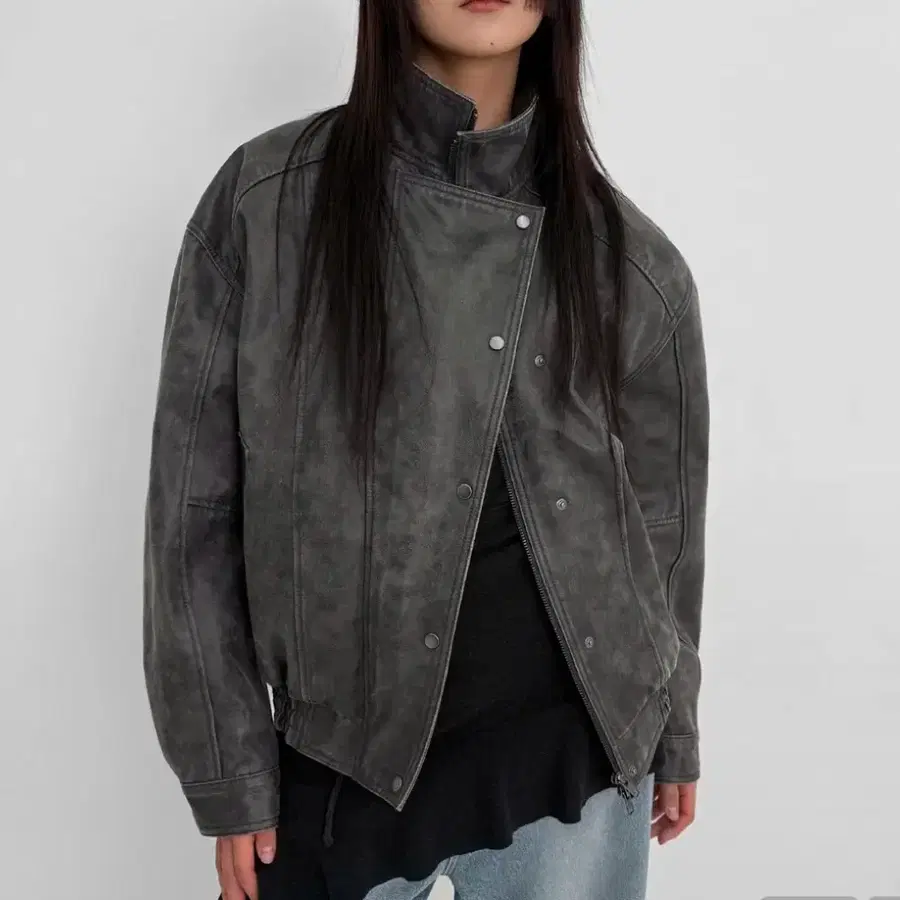 샌드릭 사이드 버튼 레더 점퍼 빈티지 차콜
