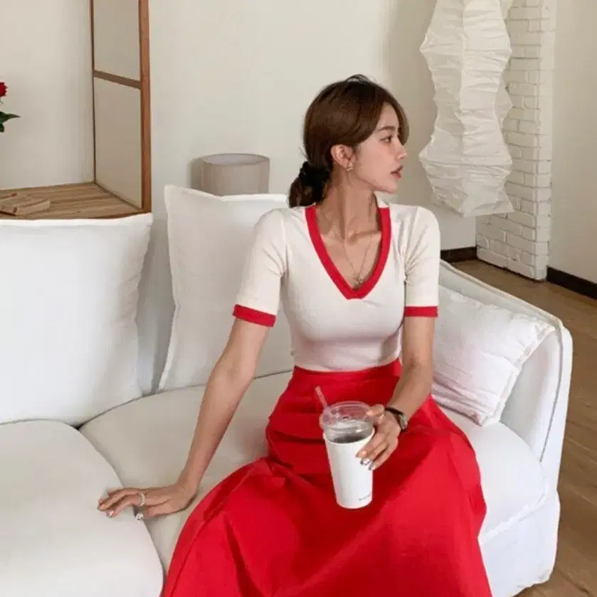 화이트 레드 브이넥 티셔츠