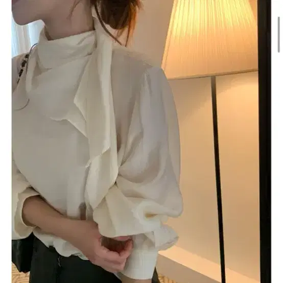 (새상품)리즈닝 다이닐 버튼 드레이프 스카프 타이 블라우스 하객룩