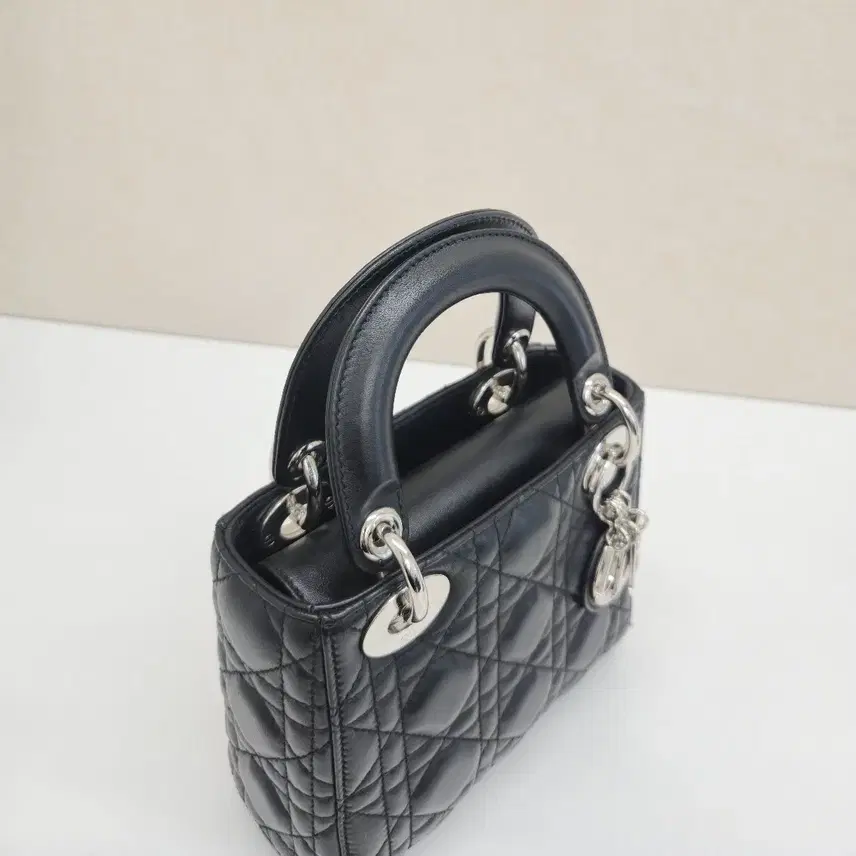 디올 레이디디올 블랙 미니 토트 숄더백 사진 5