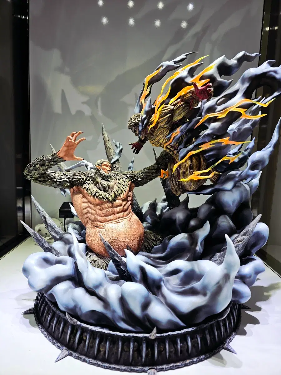 Attack on Titan Resin Figure Chikara Armored Titan vs. Beast Titan