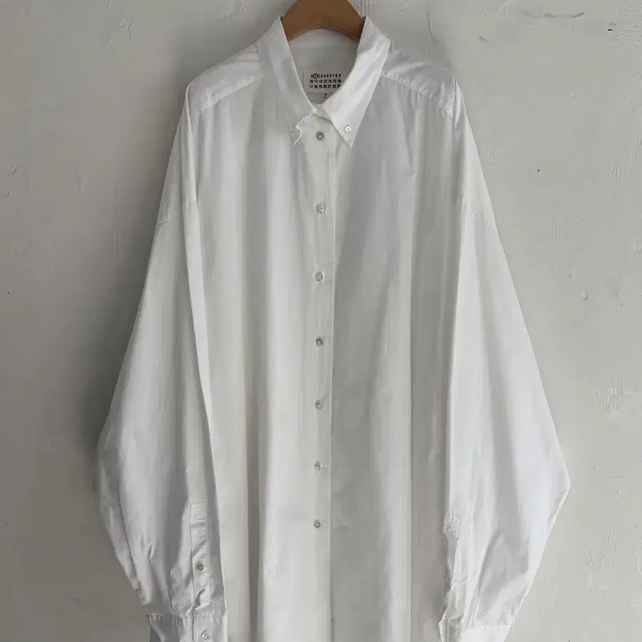 Maison Margiela 메종 마르지엘라 화이트 롱 오버핏 셔츠