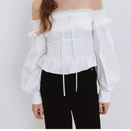 thetis 더티스 PINTUCK LACE RIBBON OFF SHOULDER BLOUSE (IVORY) S