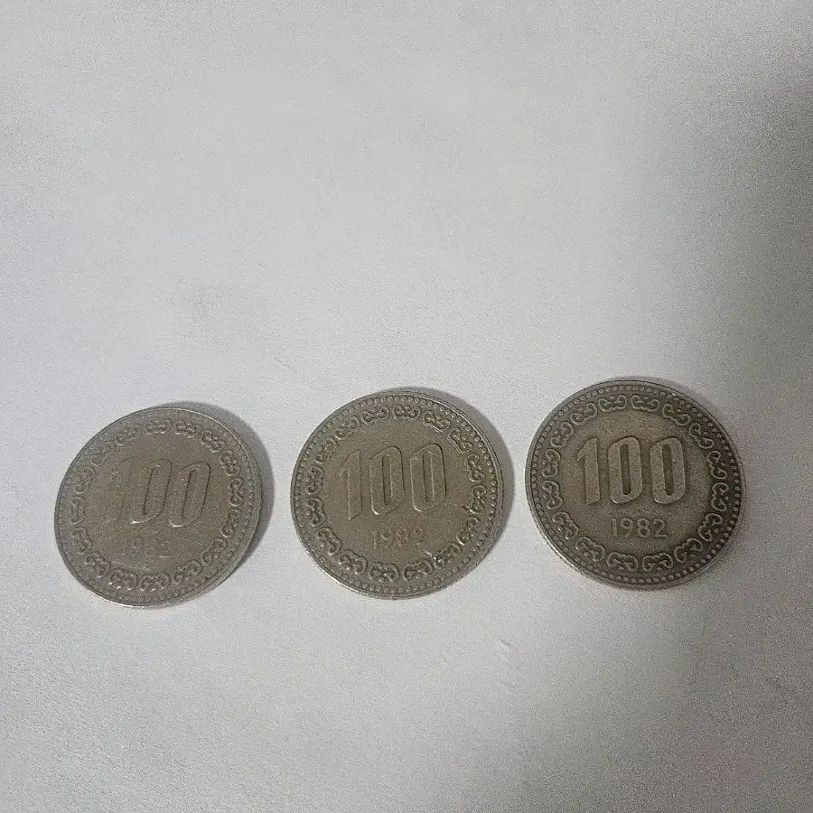 1982년 100원동전 3개 사진2장