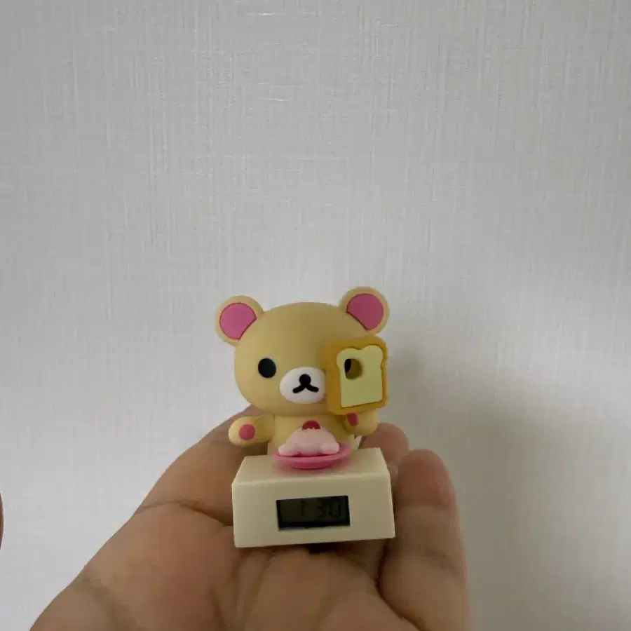 코리락쿠마 베이커리 시계 피규어