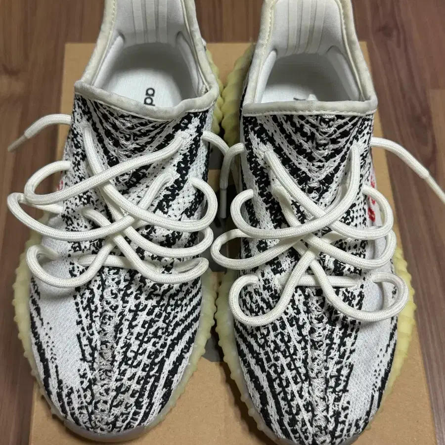 아디다스 이지부스트 350 V2 지브라 235