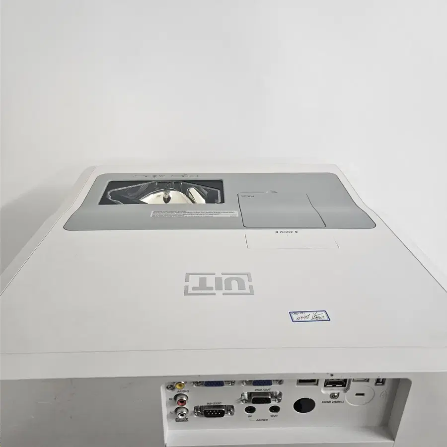 UIT UST420UL 4200안시 WUXGA 단초점 빔프로젝터