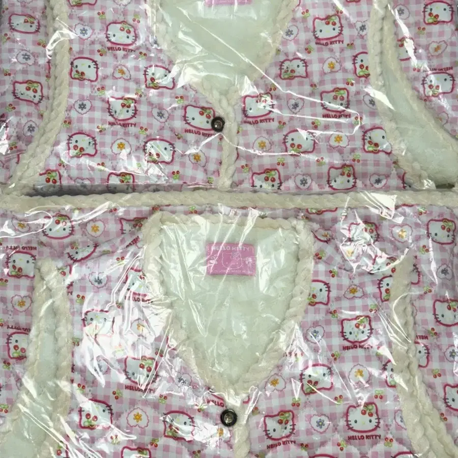 구매리워드 포함 ) 키티 퀼팅 조끼 산리오 문방구 헬로키티