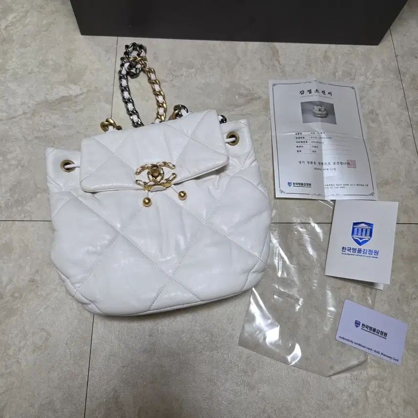 샤넬 19백팩 화이트 사진 1
