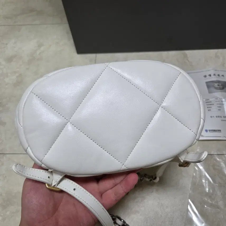 샤넬 19백팩 화이트 사진 5