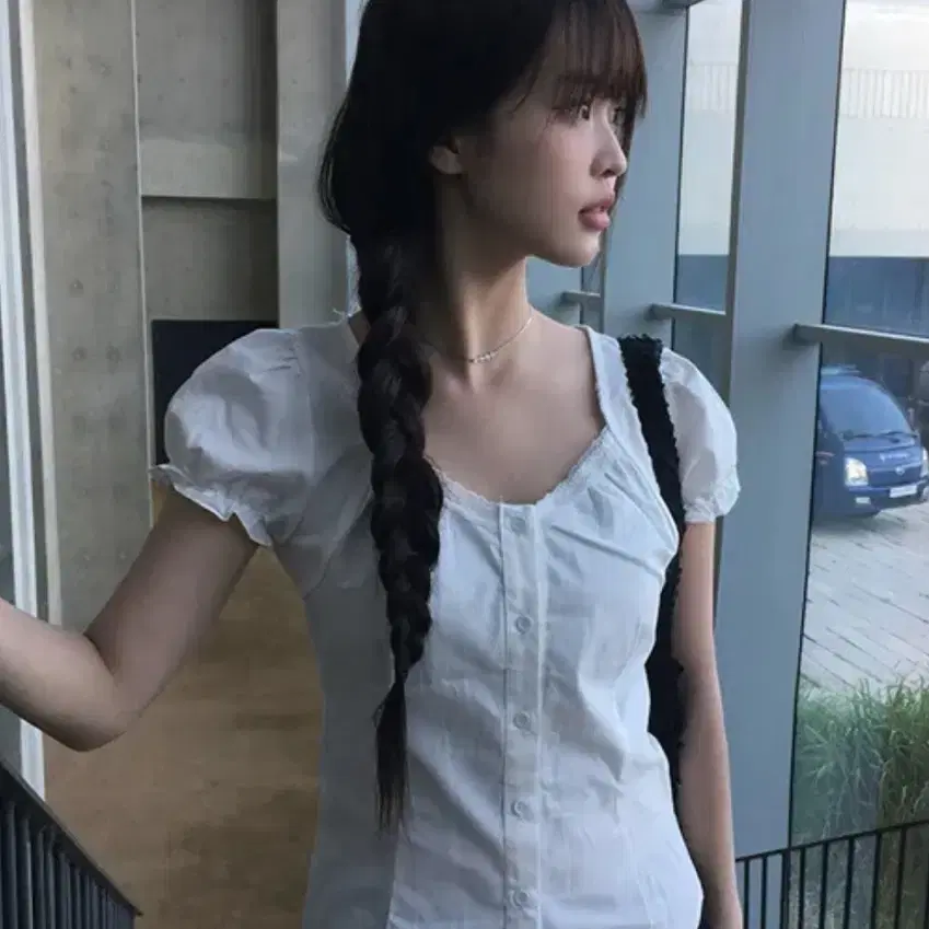에이블리 애니원모어 코튼 레이스 퍼프 반팔 블라우스