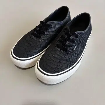 VANS AUTHENTIC 스네이크 패턴 가죽 스니커즈 블랙