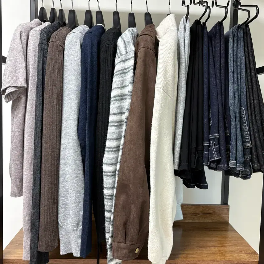 [サイズs]服の整理|服のまとめ|ワードローブの整理|女性ニット|女性パンツ・ズボン|ブーツカットジーンズ|衣料品セット|カーディガン|レイヤードニット|スエードジャケット|ニットアウター|バッチ販売|冬服|秋服|エイブリー|出勤ルック|女性ジャケット|女性アウター