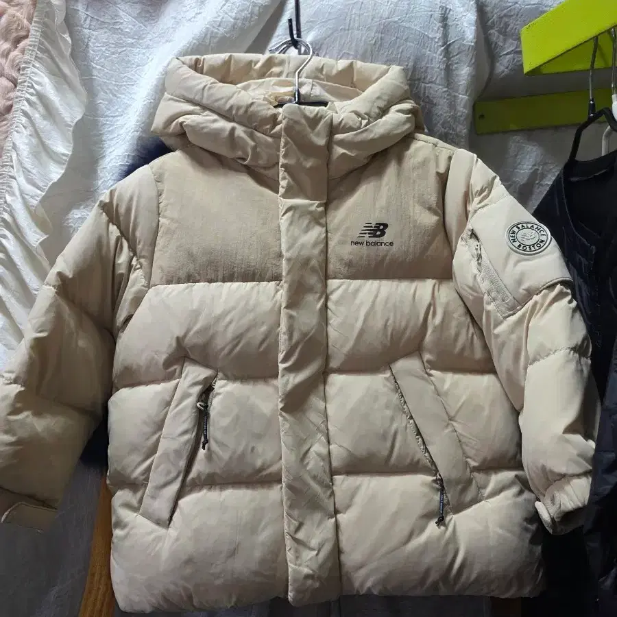 뉴발란스 패딩 베이지