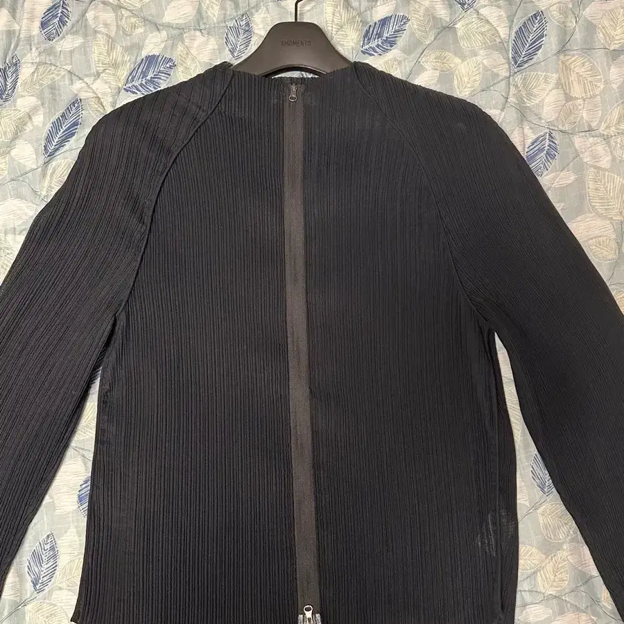 AMOMENTO 아모멘토 플리츠 집업(블랙)(M)(26SS)