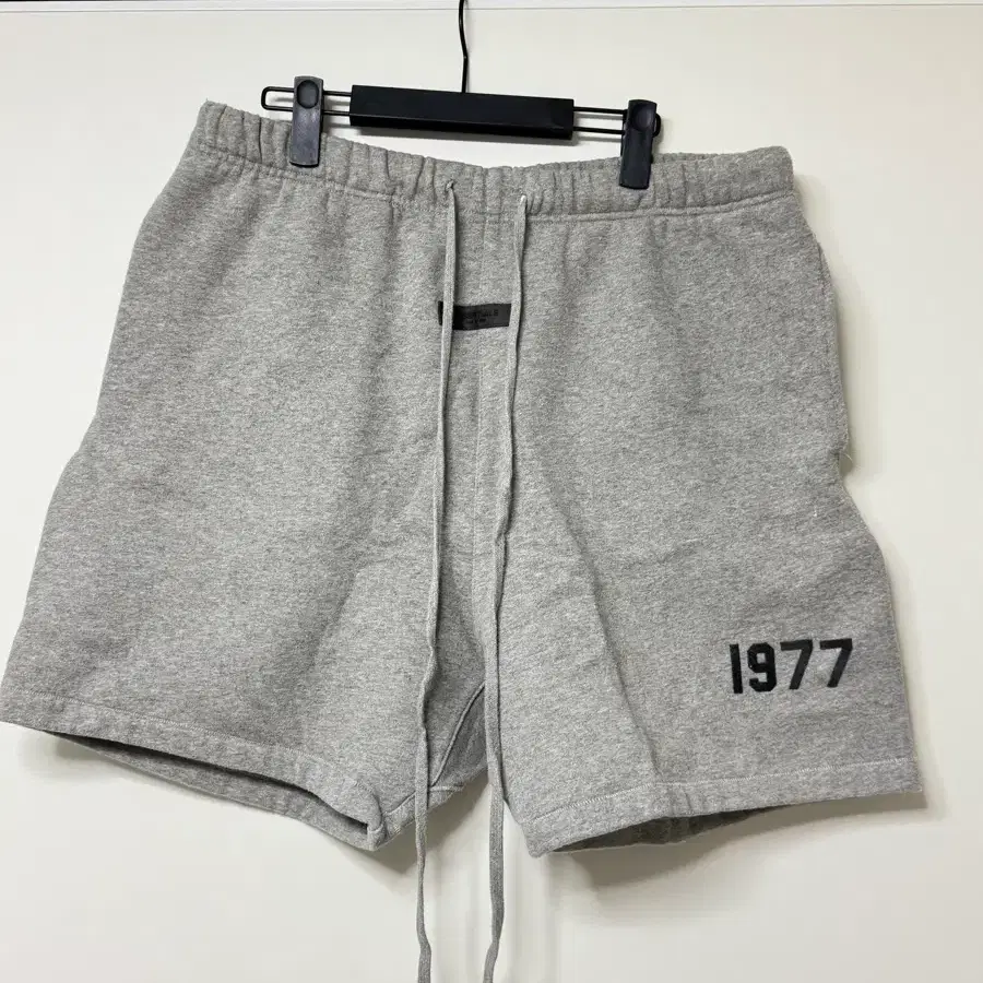 에센셜 1977 쇼츠 다크 오트밀 컬러 L