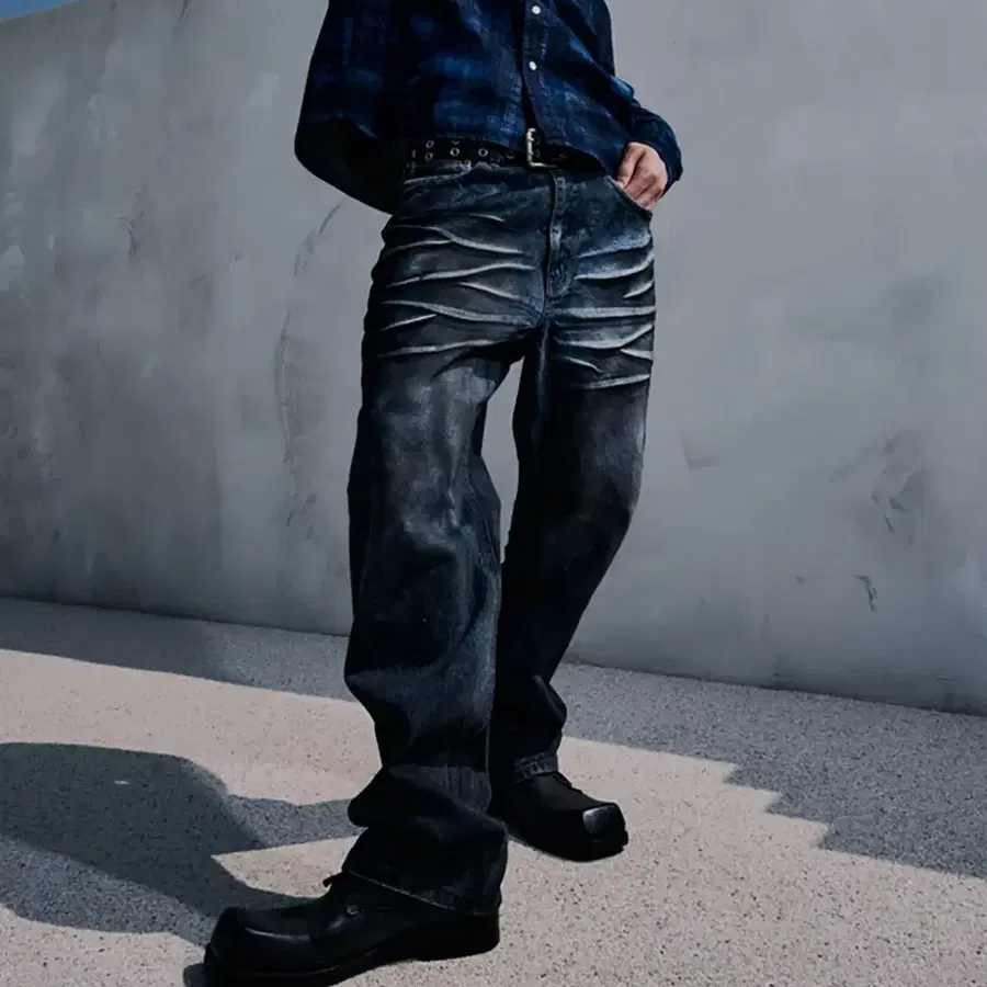 코너블레스 REGULAR SAGGING DIRTY DENIM PANTS 데님팬츠