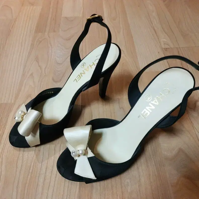 샤넬 진주 리본 새틴 슬링백 오픈토 샌들 (37C, 블랙/아이보리)