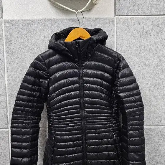 아크테릭스 누리(Nuri)구스 750필 후디코트 판매합니다.