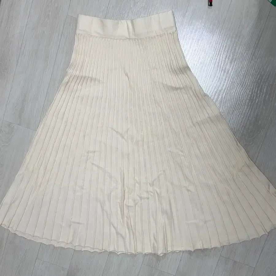 아이보리 플리츠 스커트