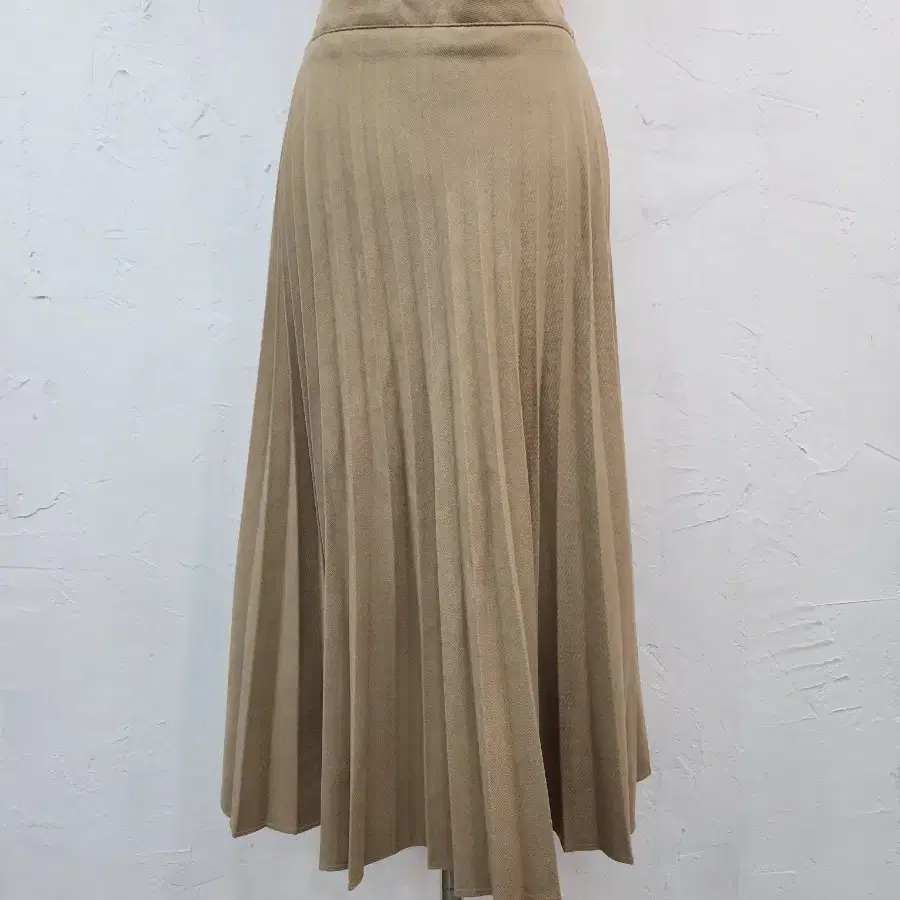 베이지색 플리츠 롱 스커트